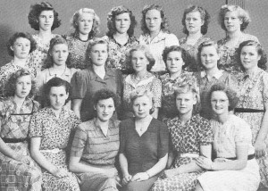 De eerste examenklas van de huishoudschool, opgericht in 1947.