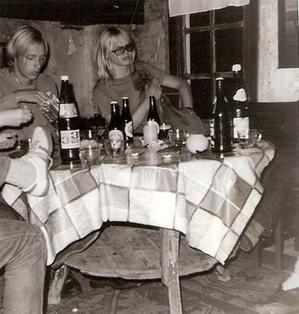 Stookhutfeest in 1974 (?) tijdens het jaarlijks kampeerweekend van een groep korfballers van K.V. Rodenburg (inclusief de 